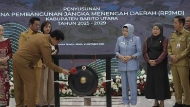 UNSUR PIMPINA DPRD HADIRI KICK OFF-Ketua dan Wakil Ketua II DPRD Barito Utara, Hj Mery Rukaini dan Hj Henny Rosgiaty Rusli saat menghadiri pembukaan Kick Off Meeting Penyusunan RPJMD Tahun 2025–2029 di Gedung Balai Antang Muara Teweh, Senin (13/10/2025).