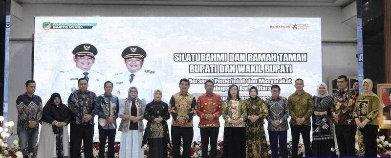 ANGGOTA DPRD HADIRI SILATURAHMI DAN RAMAH TAMAH-Anggota DPRD Barito Utara saat menghadiri acara acara silaturahmi dan ramah tamah Bupati dan Wakil Bupati bersama Pemerintah Kabupaten dan masyarakat Barito Utara di Gedung Balai Antang Muara Teweh, Minggu (12/10).