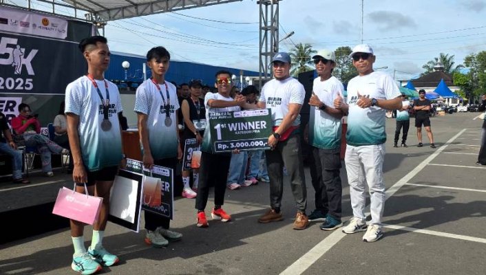 JUARA BATARA FUN RUN 5K 2025-Juara Batara Fun Run 5 K 2025 menerima hadiah dari panitia penyelenggara, di halaman kantor bupati, Minggu (14/12/2025).