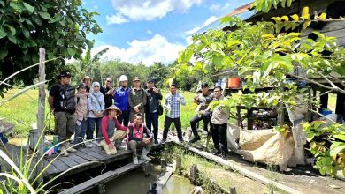 Anggota DPRD Barito Utara, Patih Herman AB, Ardianto dan Gus Sriwitanto didampingi Dinas Lingkungan Hidup dan pihak perusahaan saat melakukan peninjauan lapangan terkait laporan warga terhadap pencemaran air di daerah setempat, Selasa (18/11).