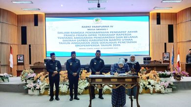 BERITA ACARA PERSETUJUAN-Bupati Barito Utara H Shalahuddin didampingi Wakil Bupati Felik Sonadie Y Tingan, Sekda Muhlis menandatangani berita acara persetujuan bersama Bupati dan DPRD terkait Raperda tentang APBD tahun 2026 di ruang rapat DPRD, Jumat (28/11).